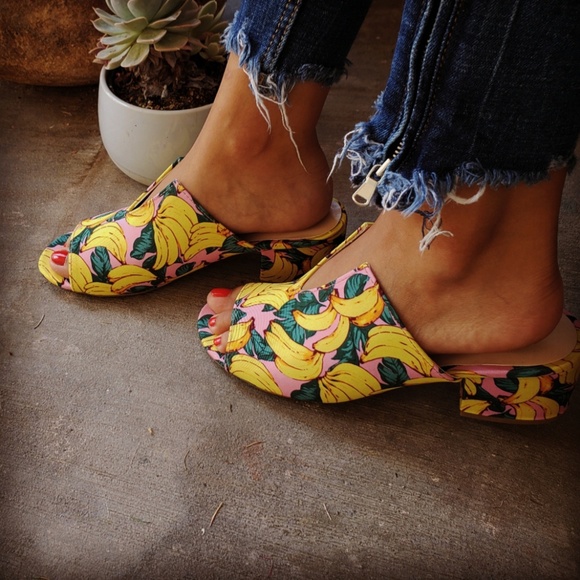 🚨LAST PAIR!!//The Chica//Yellow banana print Mule - Picture 8 of 8
